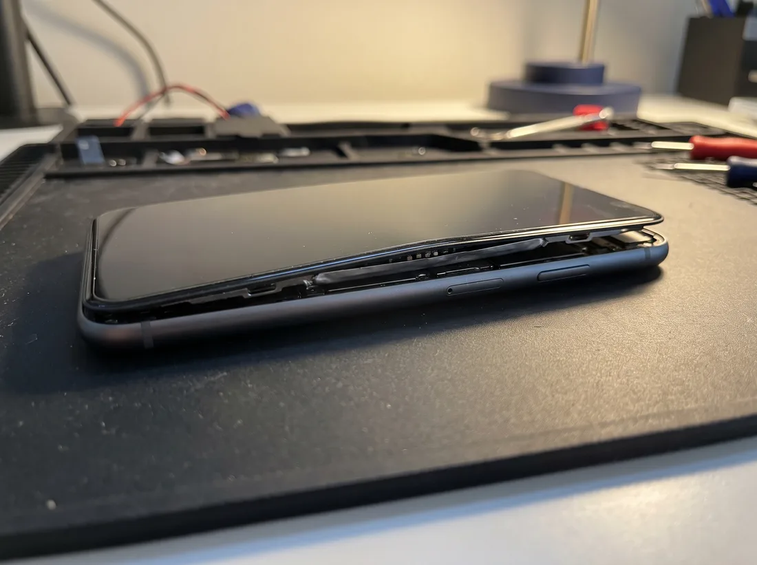 Bateri telefon yang kembung menolak skrin sehingga terangkat, disemak di iPRO SP Sungai Petani