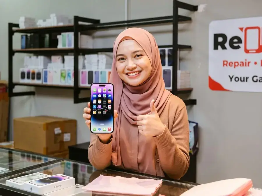 Pelanggan berpuas hati memegang iPhone di iPRO SP